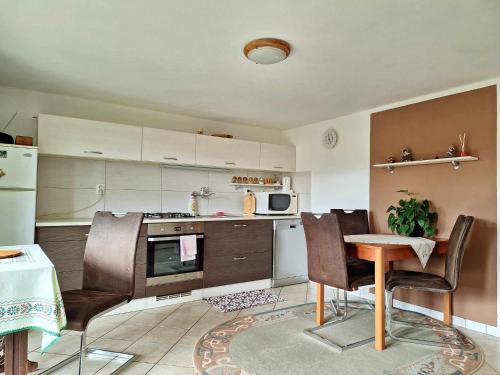 eine Küche mit einem Tisch und Stühlen im Zimmer in der Unterkunft Apartmán pod Maliarkou in Východná