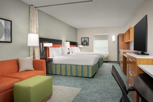 ein Hotelzimmer mit einem Bett und einem Sofa in der Unterkunft Home2 Suites by Hilton Austin Round Rock in Round Rock