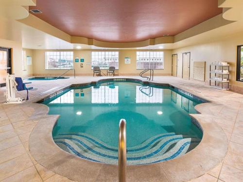 a pool in a hotel lobby with a large pool at La Quinta by Wyndham Woodway - Waco South in Waco