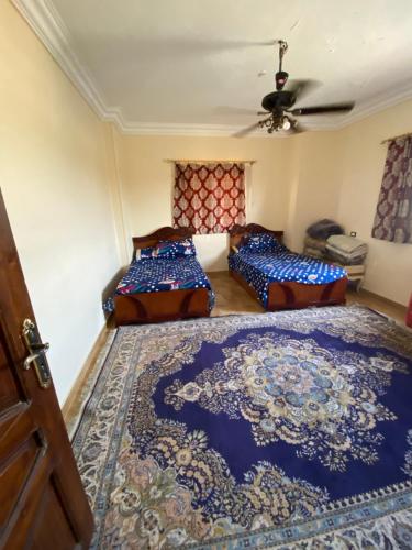 een slaapkamer met 2 bedden en een plafond bij فيلا للايجار في كمبوند سمر قند in El-Qaṭṭa