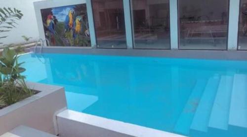 ein Pool mit blauem Wasser in einem Gebäude in der Unterkunft Elegant 1 bedroom apartment at Aquaview in Banjul