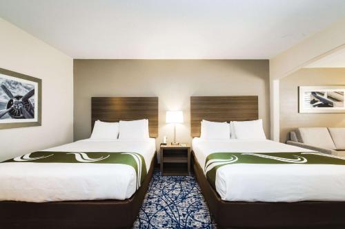 Quality Suites Houston Hobby Airport tesisinde bir odada yatak veya yataklar