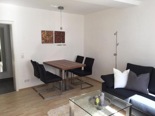 sala de estar con mesa, sillas y sofá en Ferienwohnung Kaulberg en Bamberg