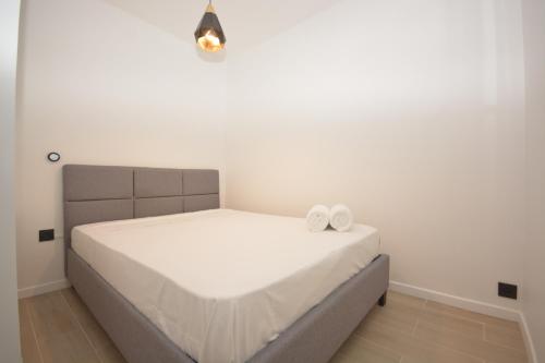 een slaapkamer met een bed met twee witte handdoeken erop bij 1 Bedroom RDC - Sacre Coeur in Parijs