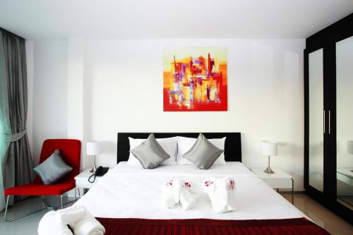 Postel nebo postele na pokoji v ubytování One World One Home Naiharn Hotel