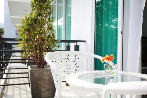 Balkón nebo terasa v ubytování One World One Home Naiharn Hotel
