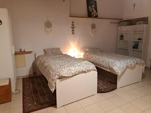 een slaapkamer met 2 bedden in een kamer bij Magic Garden - Pool, Events, Free Parking in Tărtăşeşti