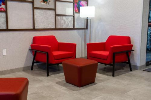 Χώρος καθιστικού στο Hampton Inn Elkhorn Lake Geneva Area