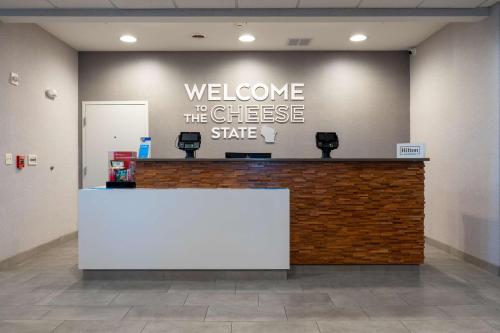 Ο χώρος του λόμπι ή της ρεσεψιόν στο Hampton Inn Elkhorn Lake Geneva Area