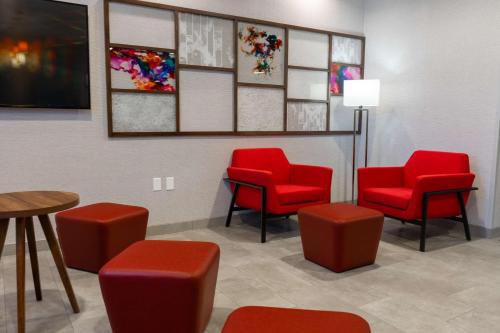 Χώρος καθιστικού στο Hampton Inn Elkhorn Lake Geneva Area