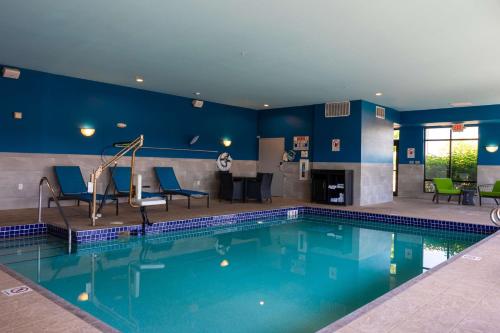 Πισίνα στο ή κοντά στο Hampton Inn Elkhorn Lake Geneva Area