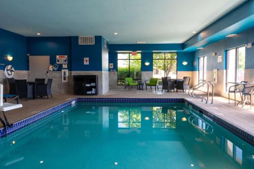 Πισίνα στο ή κοντά στο Hampton Inn Elkhorn Lake Geneva Area