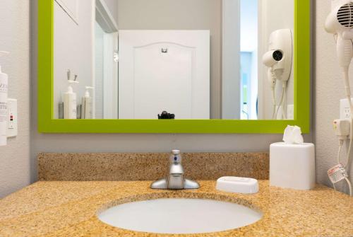 Ένα μπάνιο στο Hampton Inn Elkhorn Lake Geneva Area
