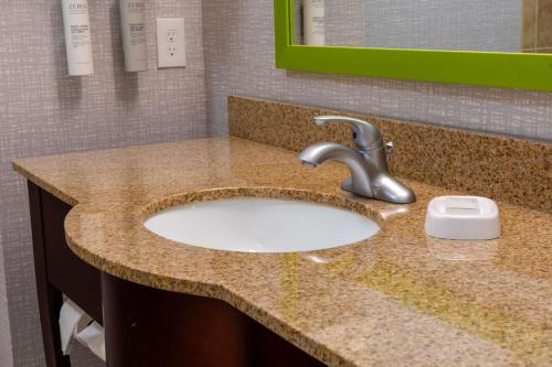 Ένα μπάνιο στο Hampton Inn Elkhorn Lake Geneva Area