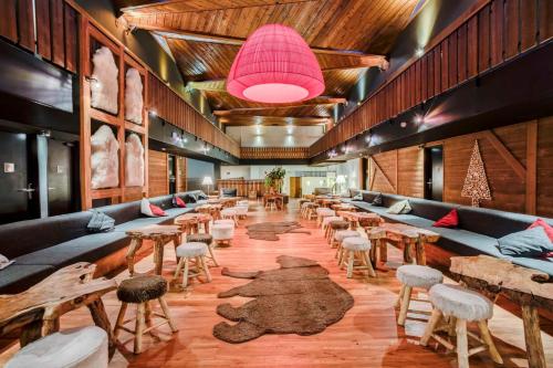 une chambre dotée de tables et de chaises et d'un gabarit rose clair dans l'établissement Studio Pra Loup 1500 Les Molanes, à Uvernet
