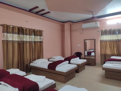 A bed or beds in a room at Maa River View