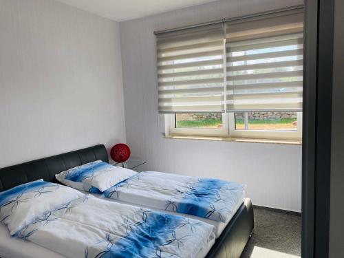 - une chambre avec 2 lits et une fenêtre dans l'établissement Ferienwohnung Sea-Bike-Soul, à Neubrandenbourg