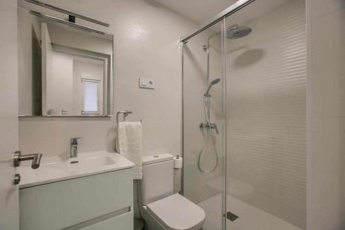 uma casa de banho com um chuveiro, um WC e um lavatório. em RiNa MADRID apartamento1 em Madrid