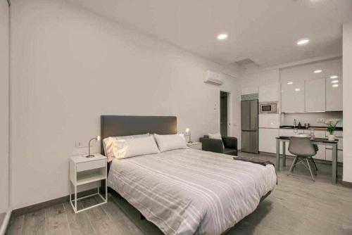 Il comprend une chambre avec un grand lit et une cuisine. dans l'établissement RiNa MADRID apartamento1, à Madrid