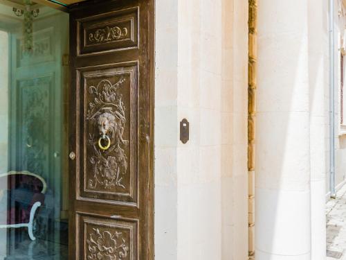 a wooden door with a dog head on it at Palazzo Favacchio - Patanè in Scicli
