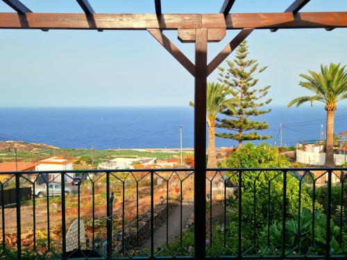 uma vista para o oceano a partir de uma varanda em Casita Canaria con Vista em Breña Baja