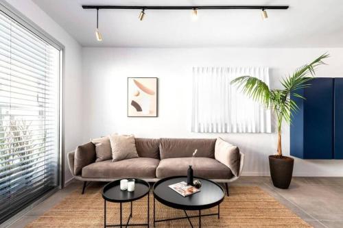 Magic 2BR/2Bath with Parking By Bograshov Beach