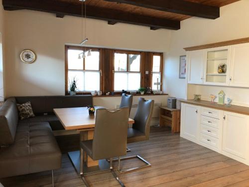uma cozinha e sala de estar com uma mesa e um sofá em Haus am Meer 9082 - Fehmarn em Fehmarn