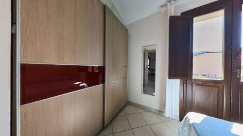 Zimmer mit einem Bett und einem Fenster in der Unterkunft Appartamento La Vigna 3 in Badesi