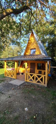 eine kleine Holzhütte mit einem Gameradach in der Unterkunft Bieszczadzkie domki in Bukowiec