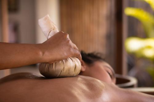 a woman getting a massage at a spa at Neeleshwar Hermitage in Nīleshwar