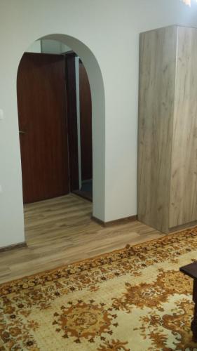 Habitación vacía con puertas de madera y alfombra. en Kuca radovanovic en Tekija