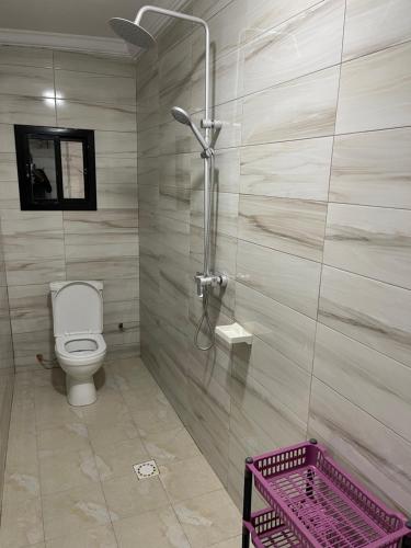 uma casa de banho com um WC e uma cabina de duche em vidro. em Holiday home em Lamin