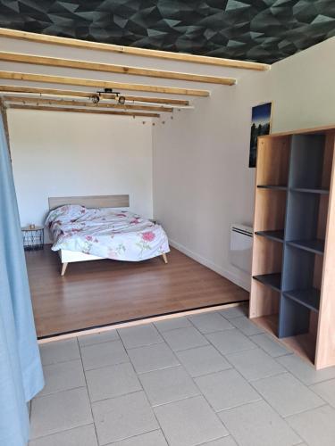 une chambre avec un lit et une étagère dans l'établissement Les lutins rêveurs, à Montagny-près-Louhans