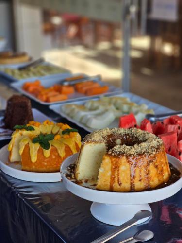 een tafel met verschillende soorten gebak en fruit bij Pousada Bom Jardim in Nobres