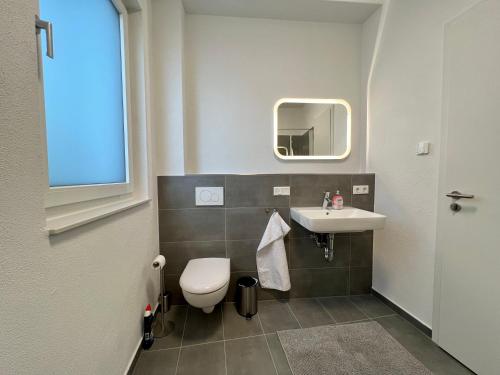Workplace Apt/27inch Screen for 2 or 4/Kitchen في أوفنباخ: حمام مع مرحاض ومغسلة