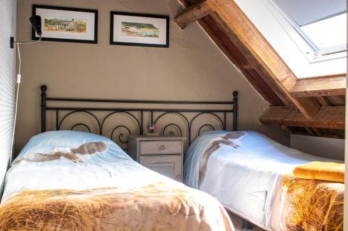 2 camas en una habitación con ático en de Staelduinhoeve, en s-Gravenzande