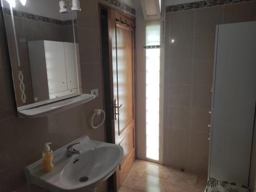 コスタ・デル・シレンチオにあるLa Dolce Casaのバスルーム(シンク、鏡、シャワー付)