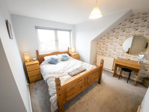 a bedroom with a bed and a desk and a mirror at Tranquil 2Bed/2Bath Duplex Falkirk in Falkirk