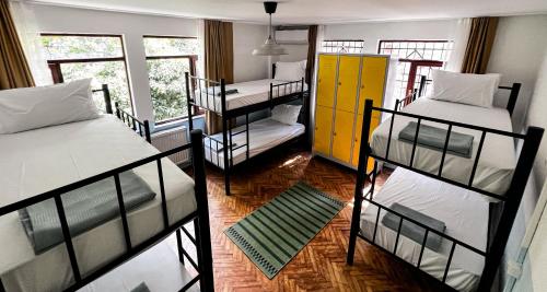 Poschodová posteľ alebo postele v izbe v ubytovaní KOZA HOSTEL Coffee & Chill