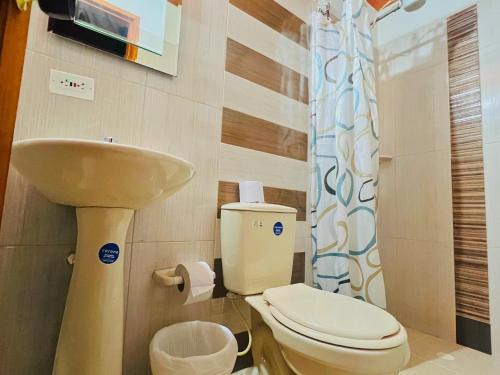 a bathroom with a toilet and a sink at Villa villa in Villa de Leyva