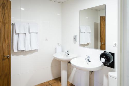 Koupelna v ubytování AS HOTELES FUENTE LA HIGUERA direccion Valencia