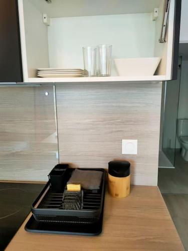 une boîte noire posée sur un comptoir dans une cuisine dans l'établissement Au cœur des vignes Chénas du Beaujolais, à La Chapelle-de-Guinchay