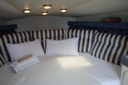 a large bed with white pillows and a wooden headboard at Barco Frapé in Barcelona