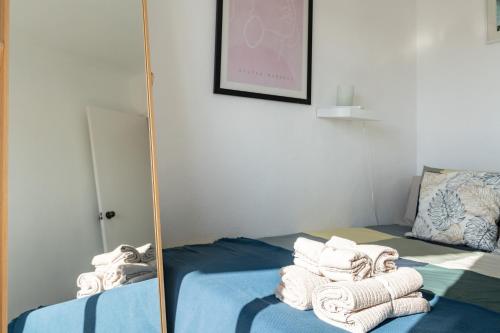 a pile of towels on a bed in a room at Apartamento Arco Iris in Fuengirola
