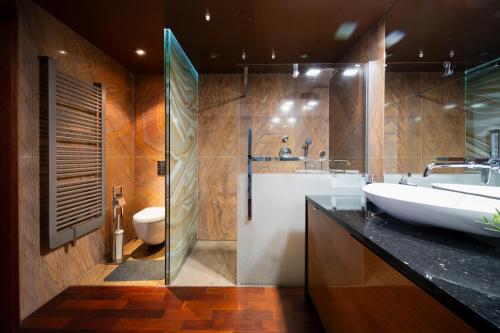 ein Bad mit einem Waschbecken, einer Dusche und einem WC in der Unterkunft Krawiecka 3 - Merilyn Monroe style - 5 People in Breslau