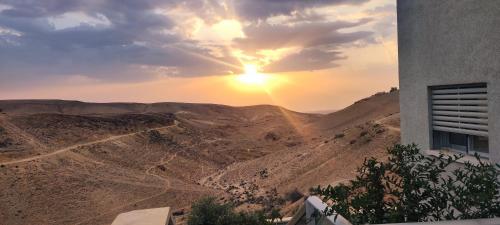 desde un edificio con vistas al desierto al atardecer en " ARADA " Luxury House en Arad