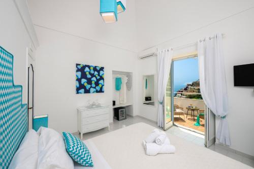 sypialnia z łóżkiem i widokiem na ocean w obiekcie CASA DAMA w mieście Positano