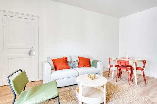 un salon avec un canapé et une table dans l'établissement Douce ambiance au coeur de Nantes avec hoomy, à Nantes