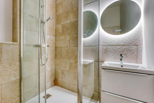 une salle de bain avec une douche, un lavabo et un miroir dans l'établissement Douce ambiance au coeur de Nantes avec hoomy, à Nantes