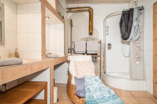 - une salle de bains avec un banc à côté d'une douche dans l'établissement Lemkamp klein, à Markdorf